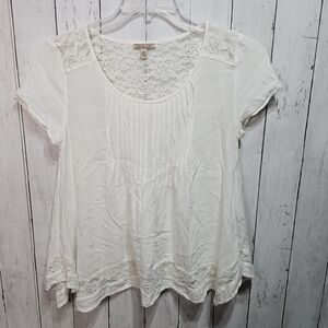 Cape Juby Women's Short Sleeve Pleated White Rayon Lace Accent Shirt Size Small.